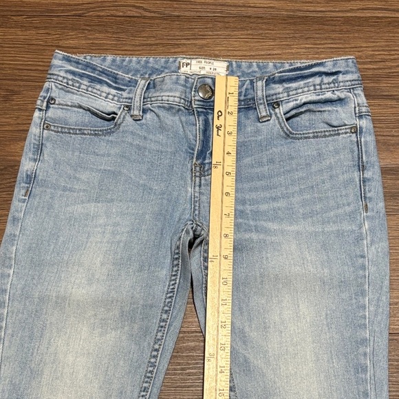 🔥🔥🔥Free People Blue Skinny Jeans with Vintage-Inspired Fading Size: 26🔥🔥🔥 - Picture 3 of 7
